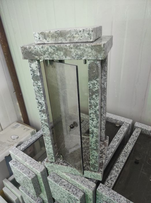 Vand felinare din marmura si granit si crucifix