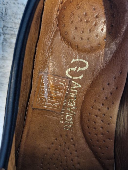 Pantofi negri, piele