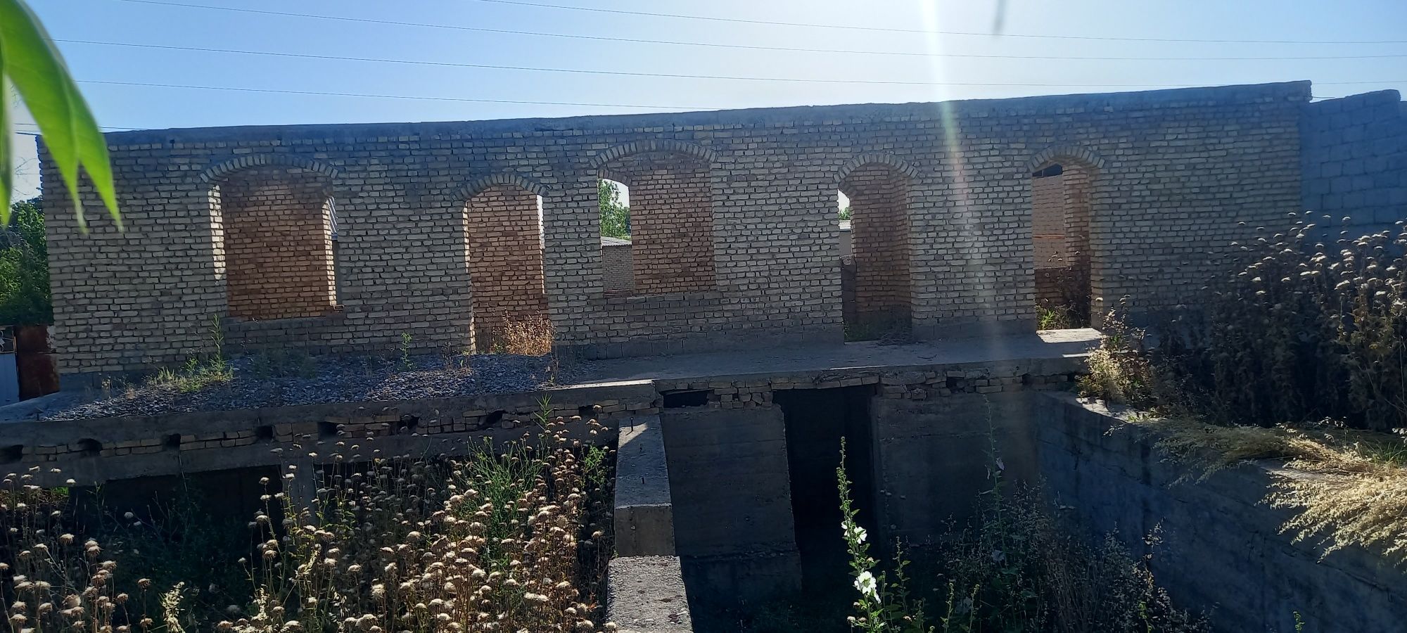 Bitmagan uchastka sotiladi srochna
