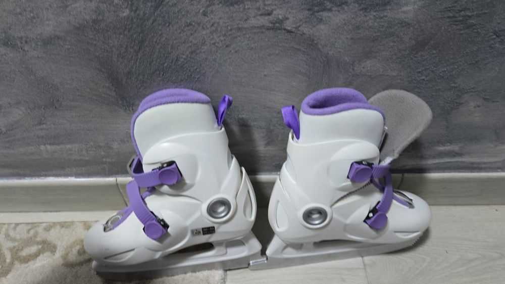 Vând patine reglabile