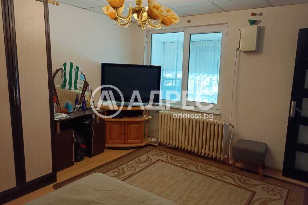 Къща в кв. "Бели Лом", в района на малката джамия.