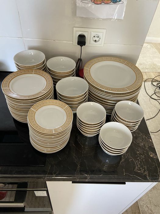 Продам набор тарелок и кесешек