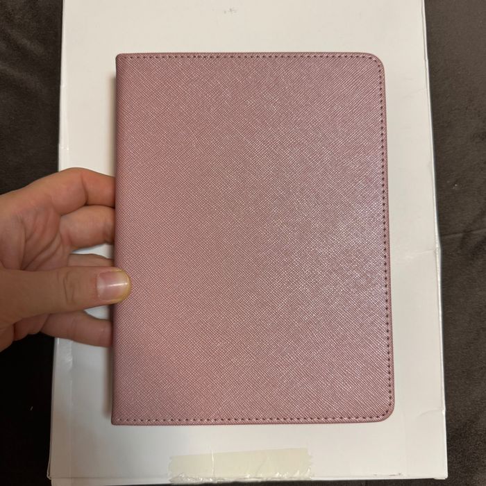 Husă-stand Kindle Paperwhite 11 (6,8”) cu curea de mână