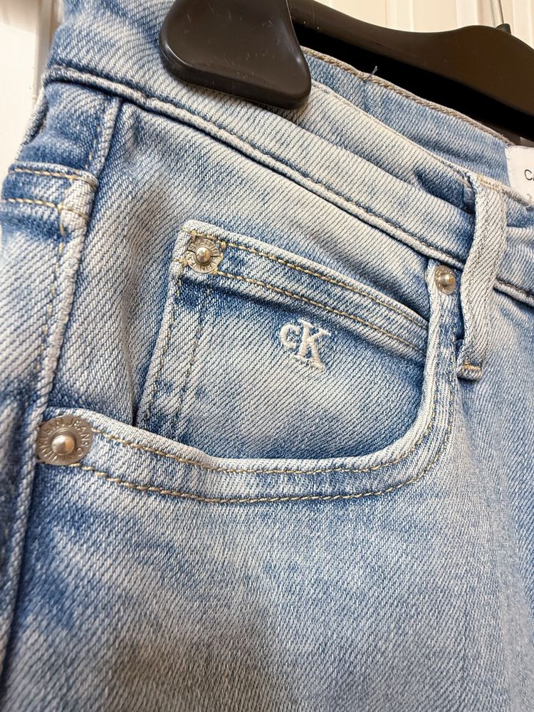 Дънки light wash на Calvin Klain Jeans
