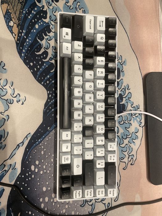 tastatura WHITESHARK (60%) + mousepad URGENT + headset stand