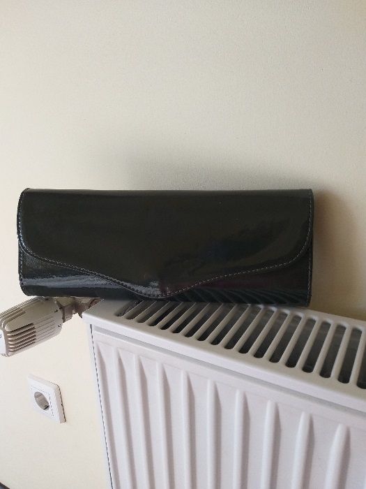 vand posete ocazie din piele lacuita