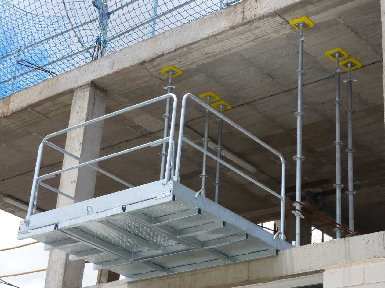 Inchiriem platforma tip lift pentru  incarcare depozitare materiale