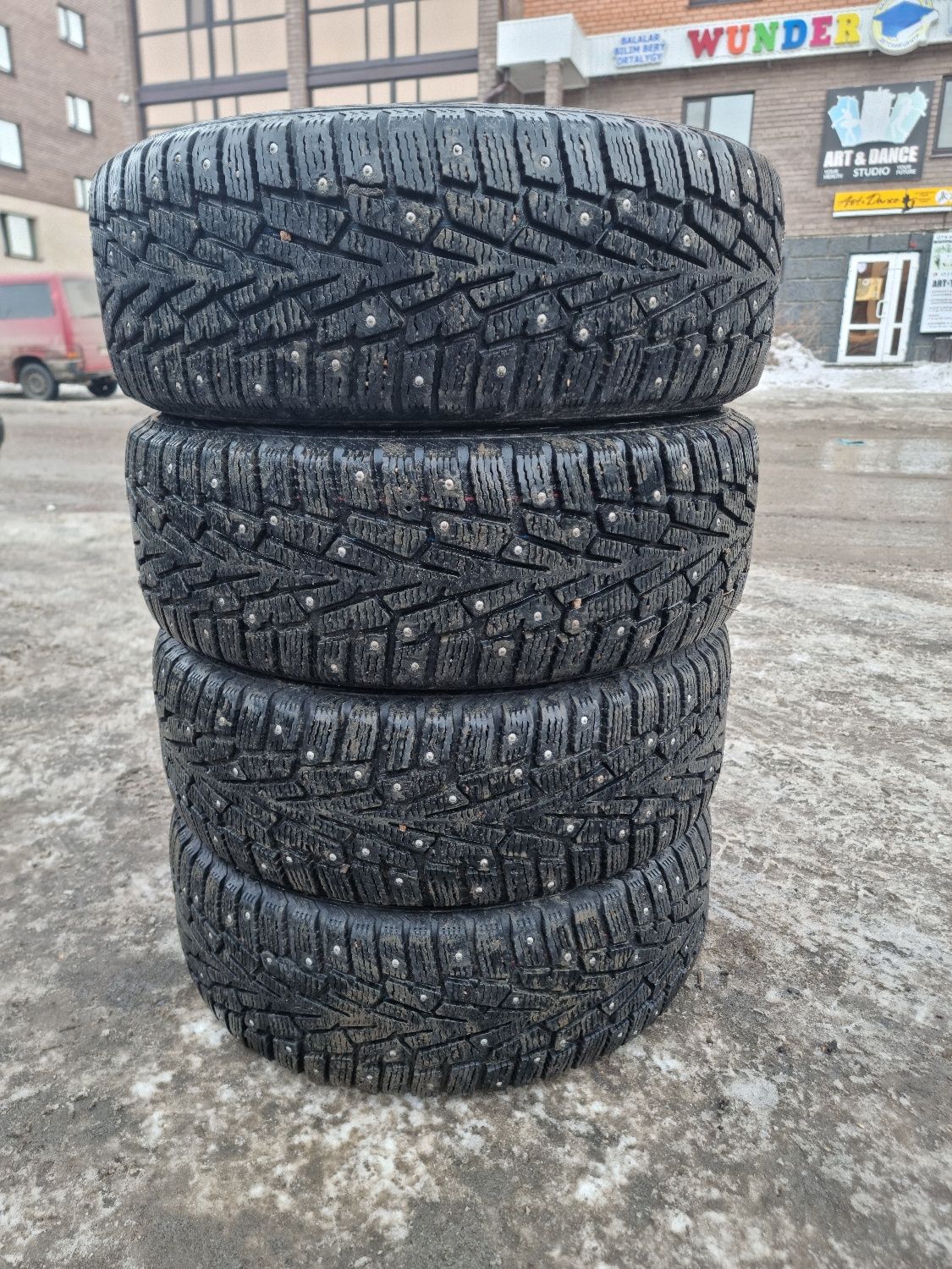 Продам шины зимние новые.