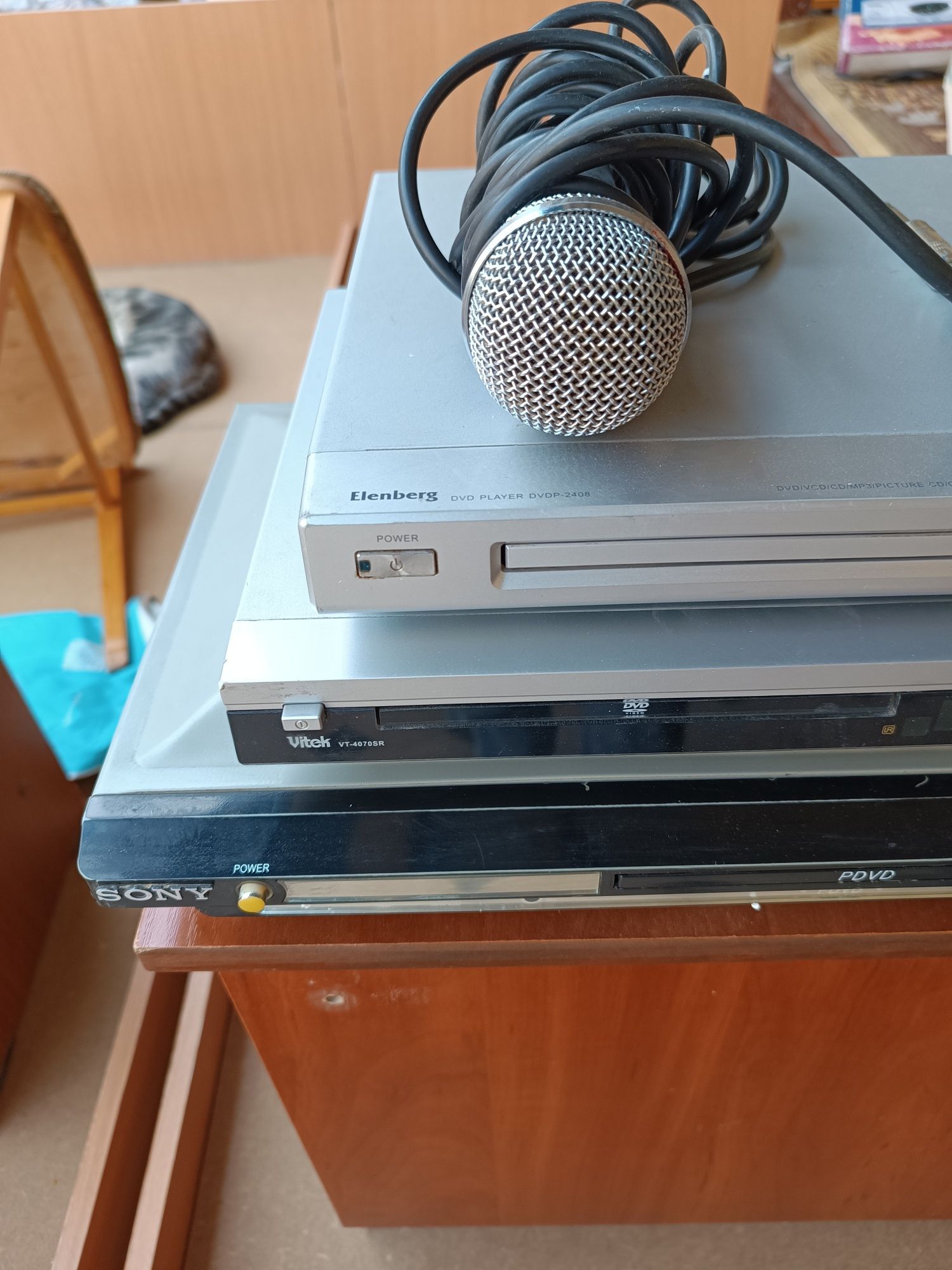 Продается DVD  в количестве 3 штуки.
