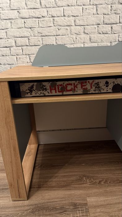 Письменный стол из ЛДСП