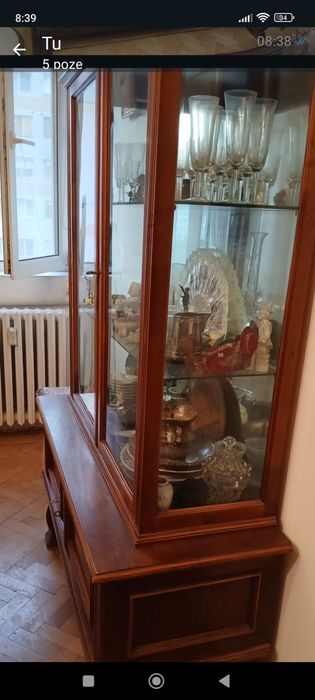 Vând vitrina lemn masiv