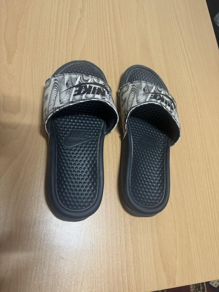 Продвам чехли на nike!