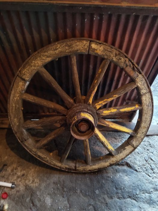 Колело от каруца подходящо за декорация цена 60