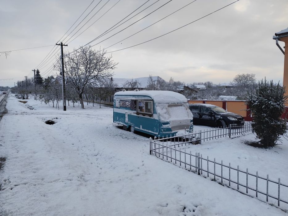 Vând Rulotă fast food echipată total. Toate autorizațiile incluse.