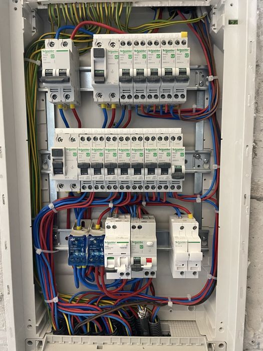 Electrician autorizat realizez instalații electrice la casa/apartament