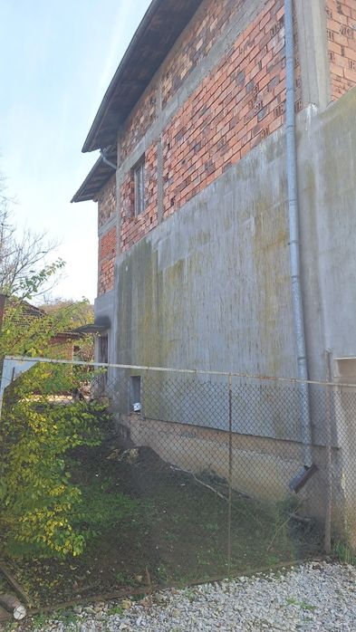 Триетажна къща с дворно място