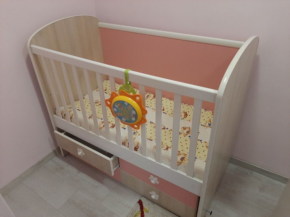 Детско креватче розово