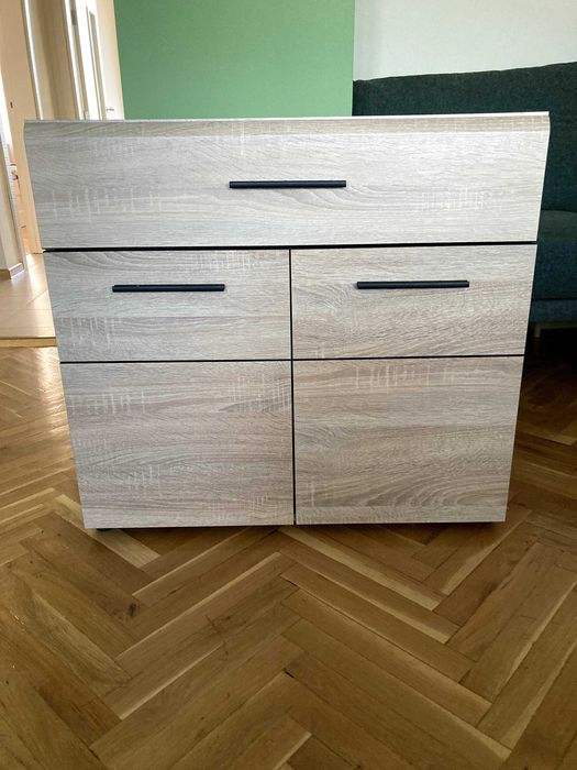 Два шкафа в отлично състояние – 80×75×35 см и 55×195×35 см