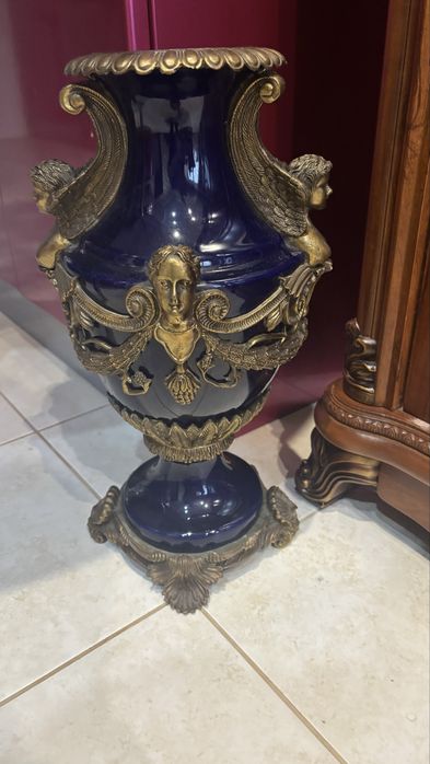 Vând vază din ceramica cobalt albastru si ornamente din bronz.