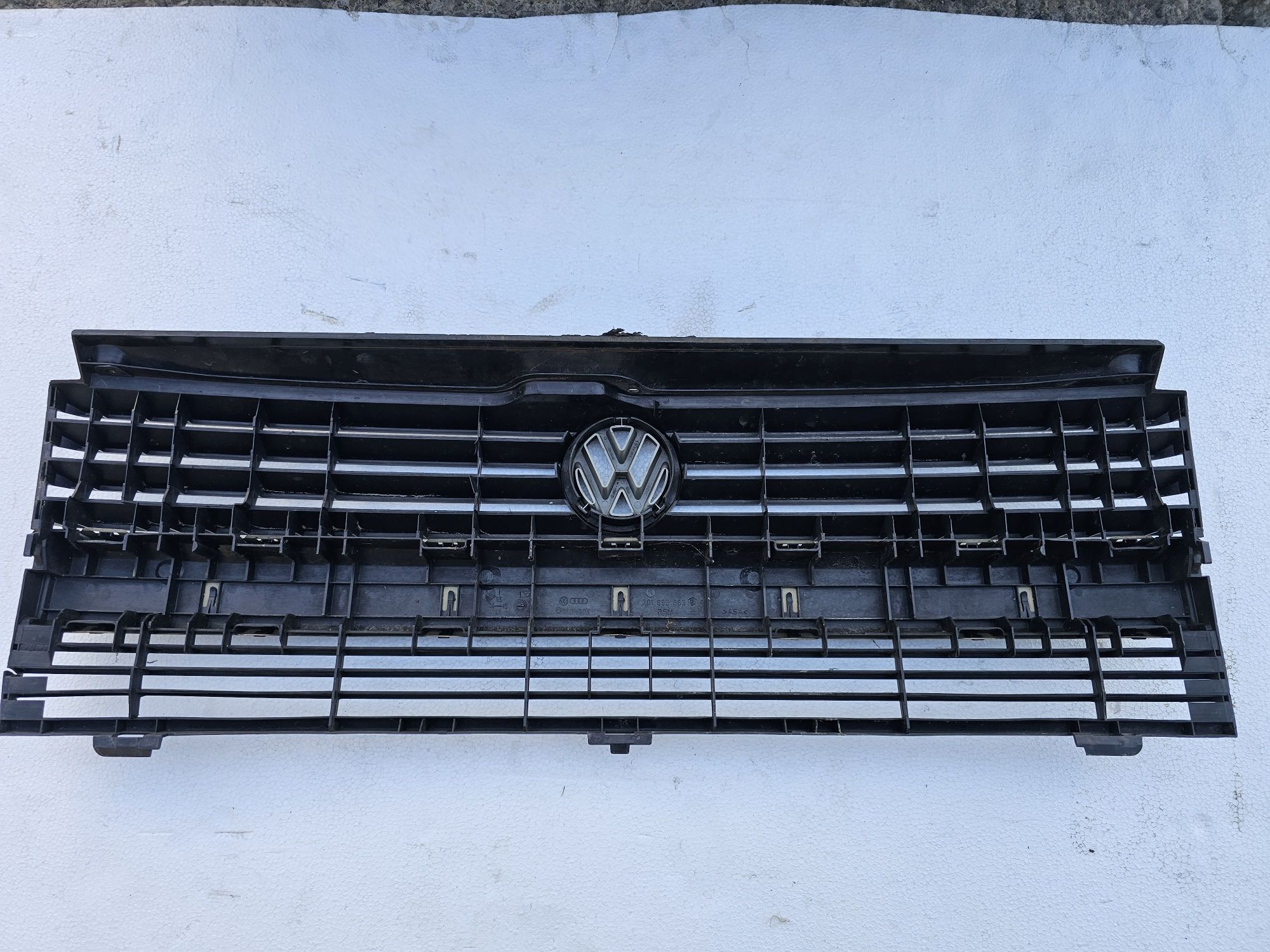 Grila fata originala Volkswagen Transporter T4 non-facelift 

Prezinta