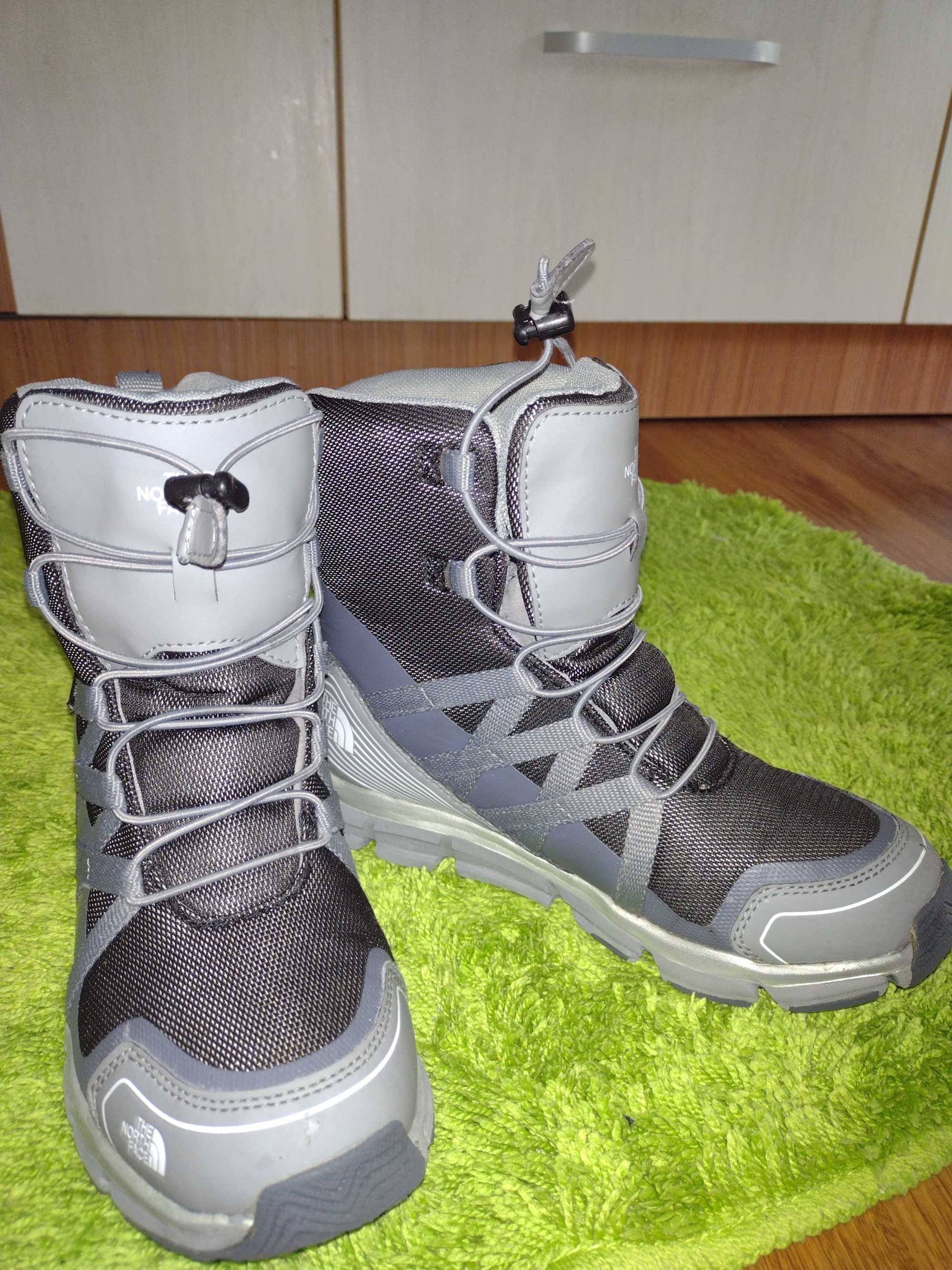 Зимни обувки The North Face за момче,35 номер ,22,5см.