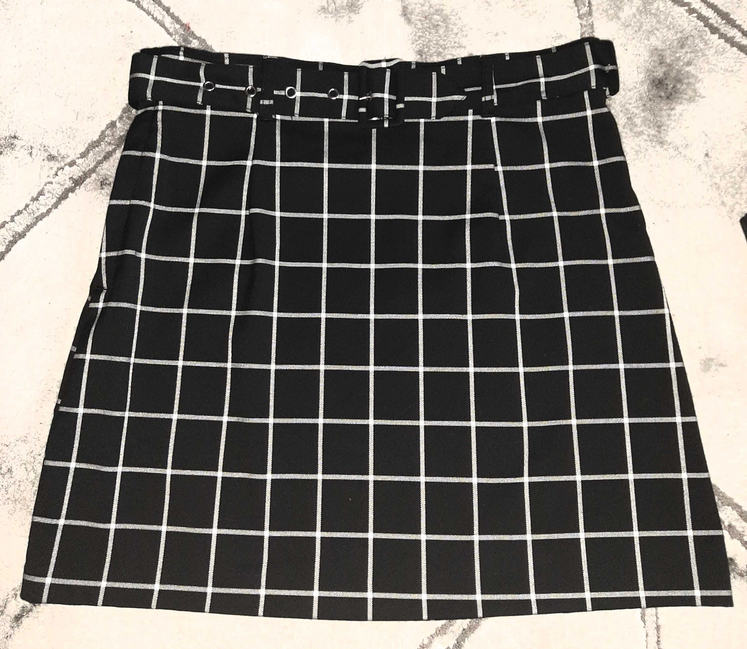 Fusta neagra pentru dame, scurta, model cu dungi albe, marimea 40
