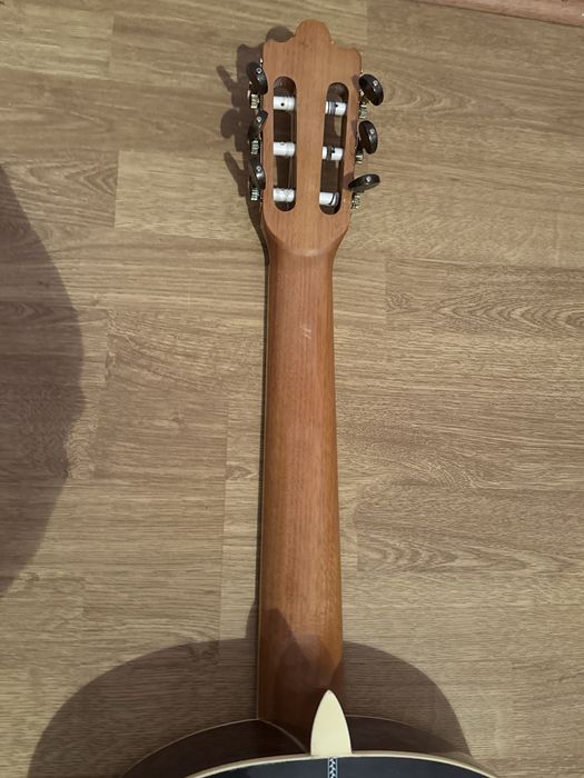 Продавам класическа китара Almeria C36