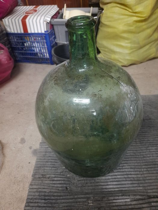 Продаётся бутылку очень старая со времён СССР