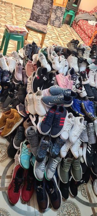 Vând adidași de firma
