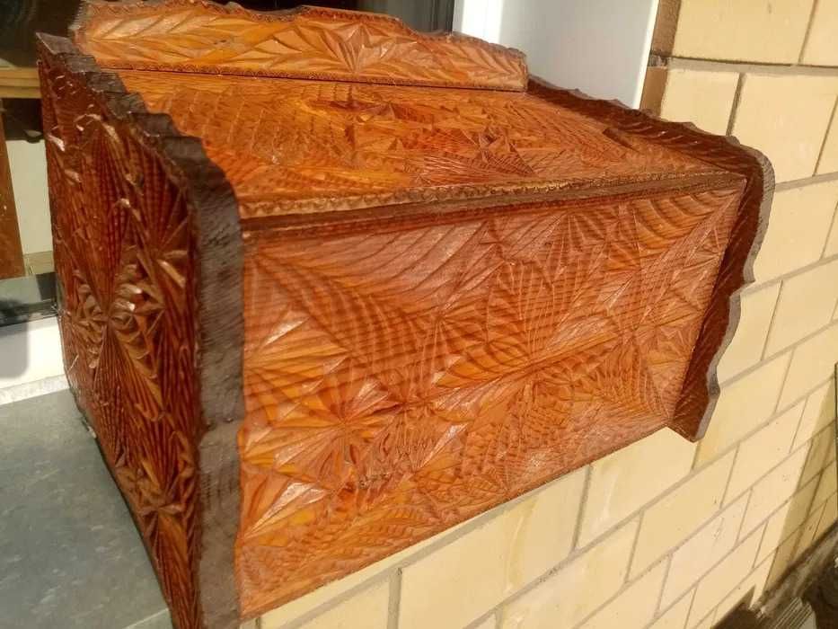 Хлебница деревянная резная лакированная, в очень хорошем состоянии