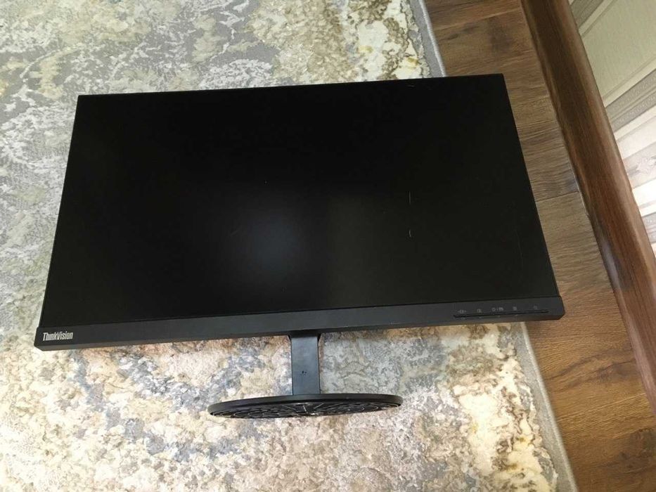 Рабочие 22 и 24 дюймовые LED мониторы с треснутой матрицей