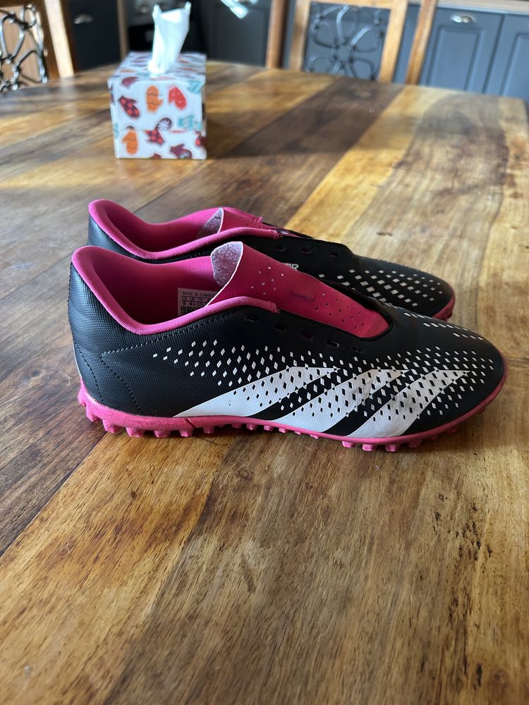 Футболни бутонки adidas Predator за деца