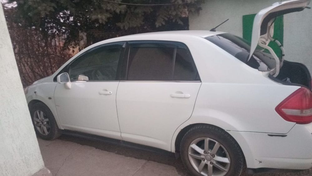 Автомобиль Nissan Tiida