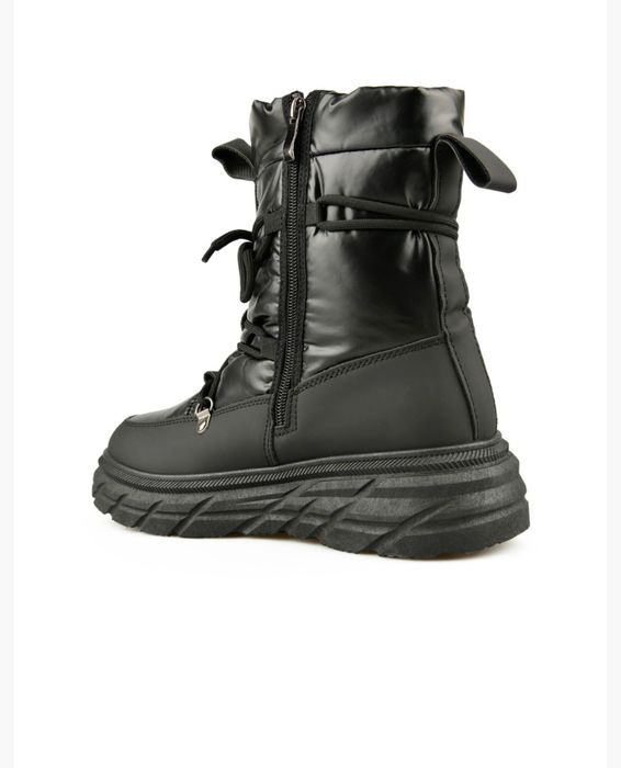 Боти апрески чисто нови 38