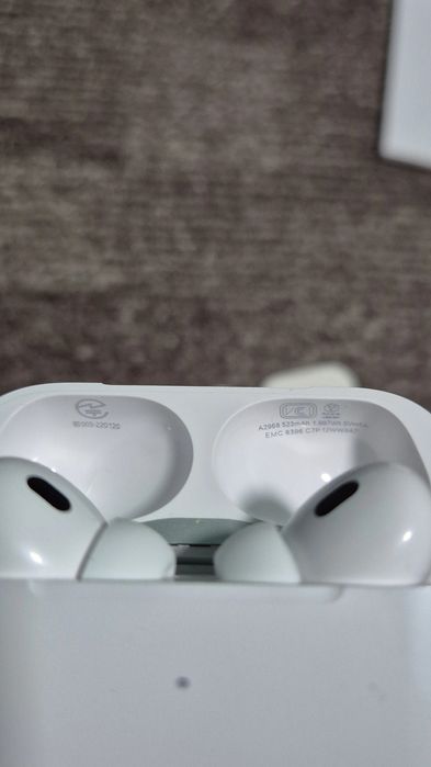 Casti Apple noi-noute