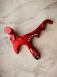 Declansator "thumb release" pentru arc compound