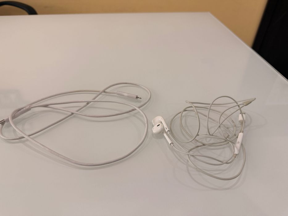 iPhone 14 256GB Бял + слушалки