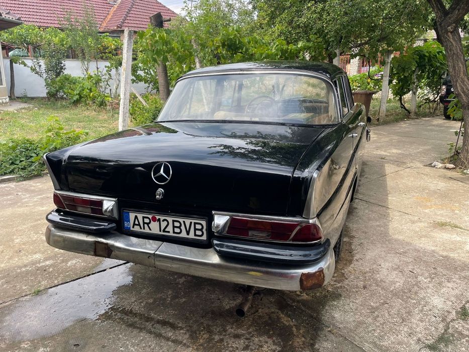Mercedes-Benz W111 220S