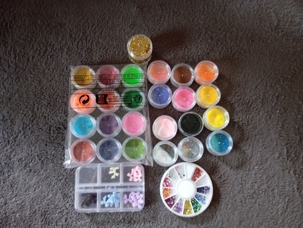 Vând kit de unghii