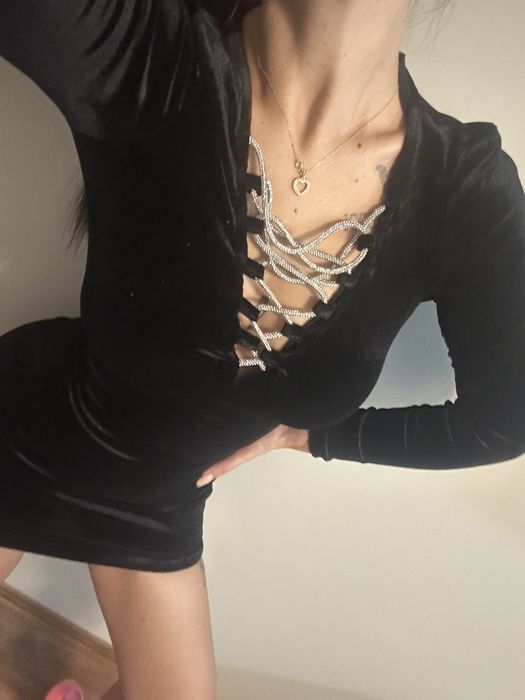 Ефектна рокля с дълъг ръкав