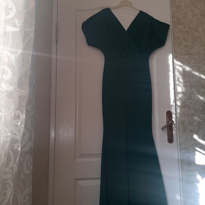 Дамска рокля в маслено зелен цвят ,р/р С .Роклята е носена само веднъж