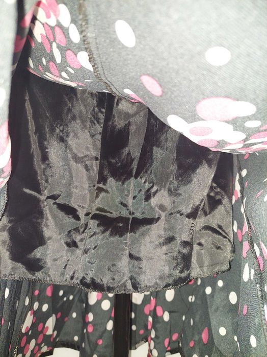 Fustă satinată neagră cu cataramă, in clos