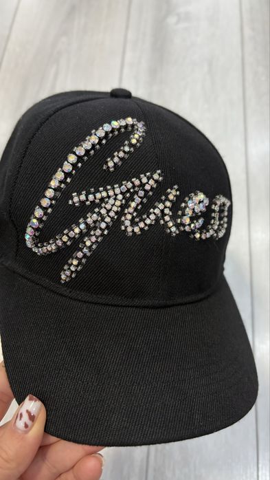 Guess дамска красива шапка с козирка