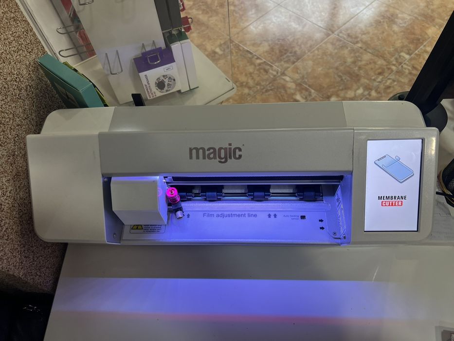 Машина за изрязване на хидрогел протектори на телефони (плотер)