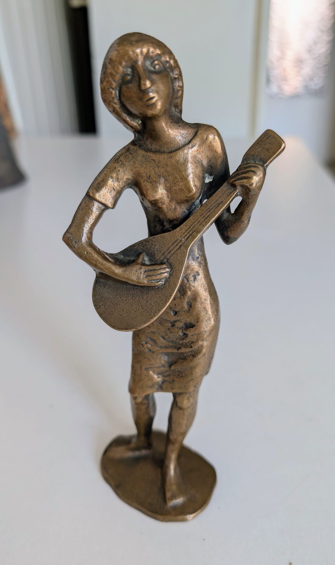 Statueta de bronz, fata cu mandolina