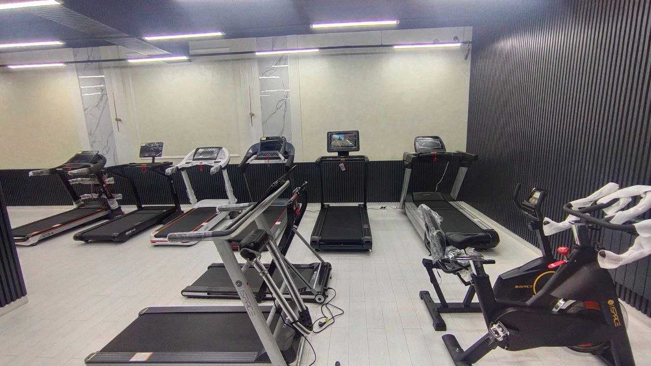 Беговая дорожка с датчиками пульса.