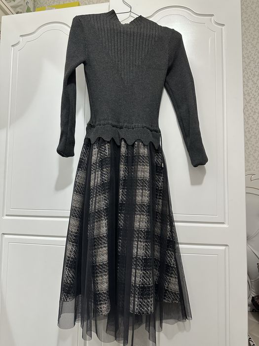 комбинированное женское платье с длинными рукавами.