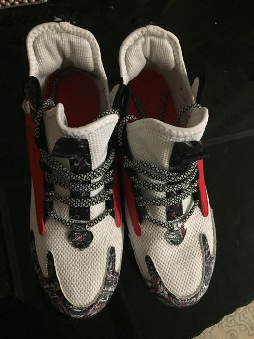 кроссовки новые.