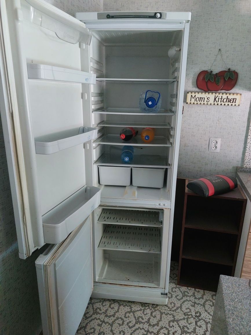 Продам Холодильник INDESIT