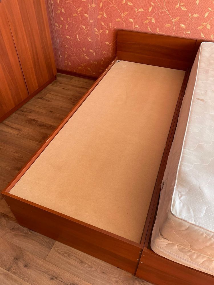 Продам кровати деревянные с матрасом